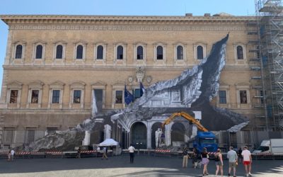 Il ritorno di JR, che squarcia le pareti di Palazzo Farnese a Roma